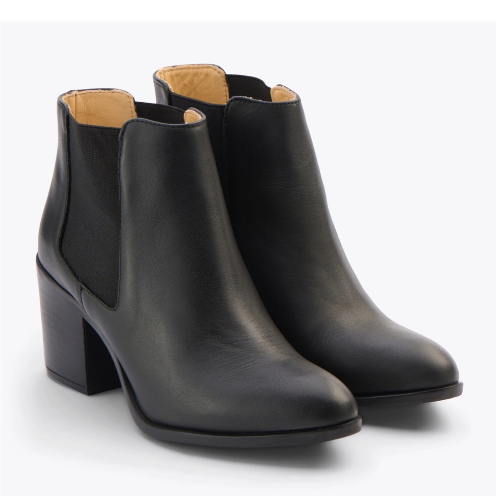 Nisolo Heeled Chelsea Commuter Boot in Black